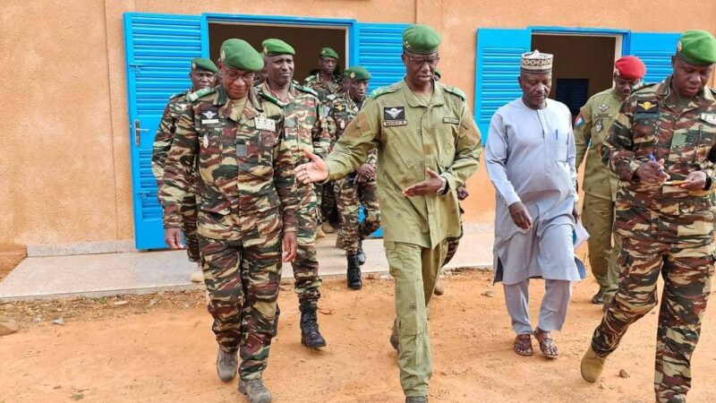 Visite du Ministre d’Etat, Ministre de la Défense Nationale à l’Ecole de la Gendarmerie Nationale de Koira Tegui et à l’Ecole de Guerre de l’EMS