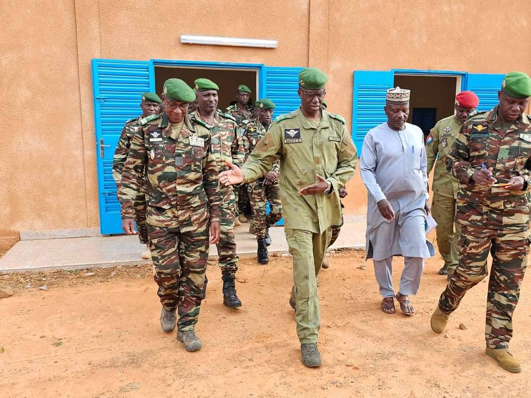 Visite du Ministre d’Etat, Ministre de la Défense Nationale à l’Ecole de la Gendarmerie Nationale de Koira Tegui et à l’Ecole de Guerre de l’EMS