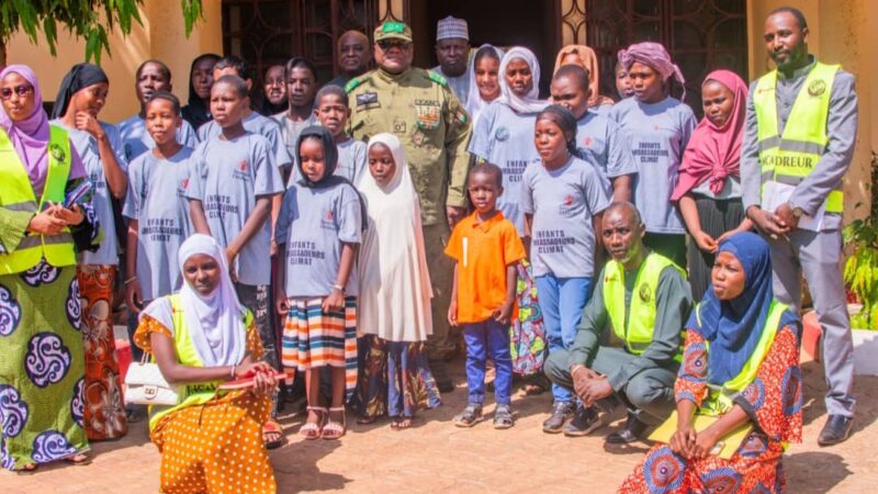 Audience du Gouverneur de la Région de Niamey avec les Enfants Ambassadeurs Climat de JVE Niger