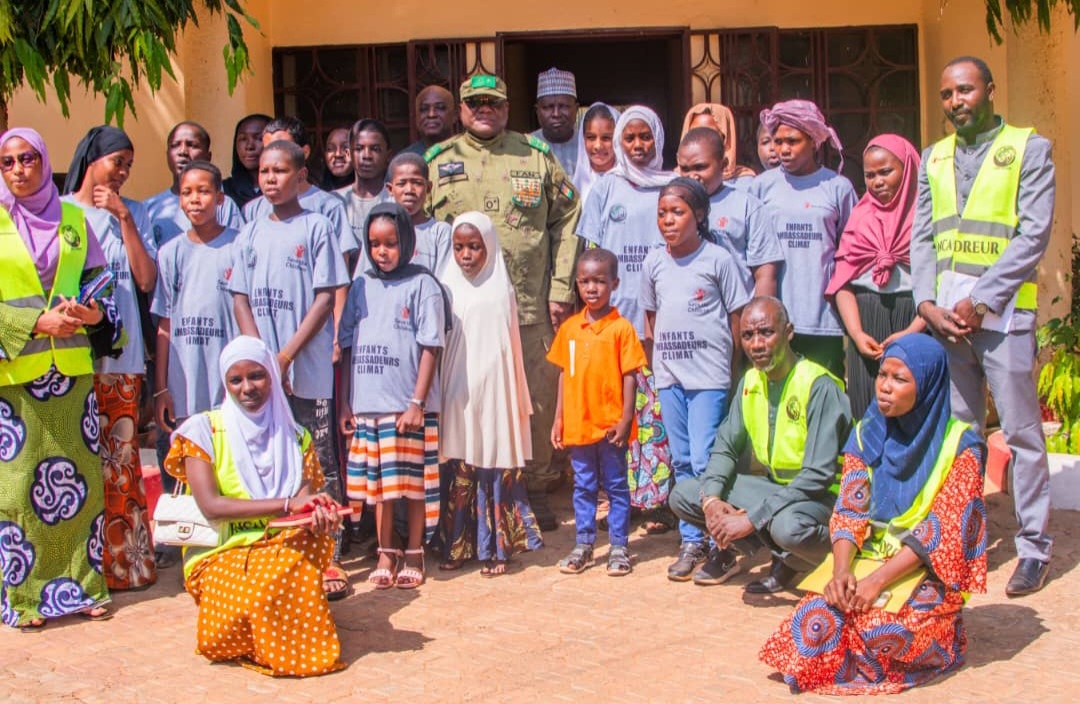 Audience du Gouverneur de la Région de Niamey avec les Enfants Ambassadeurs Climat de JVE Niger