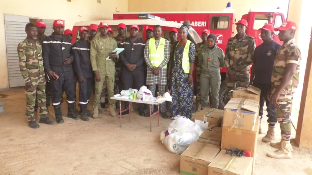 L’ONG Actions For Humanity et L’ONG Ensemble Main dans la main Niger-Russie offrent 100 kits d’urgence aux sapeurs-pompiers de Tillaberi