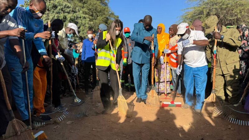 7ème Édition de la Journée de Salubrité Publique à Niamey : Un Partenariat Dynamique entre l’ONG « Ensemble Main dans la Main Niger – Russie » et la Mairie Centrale de Niamey.