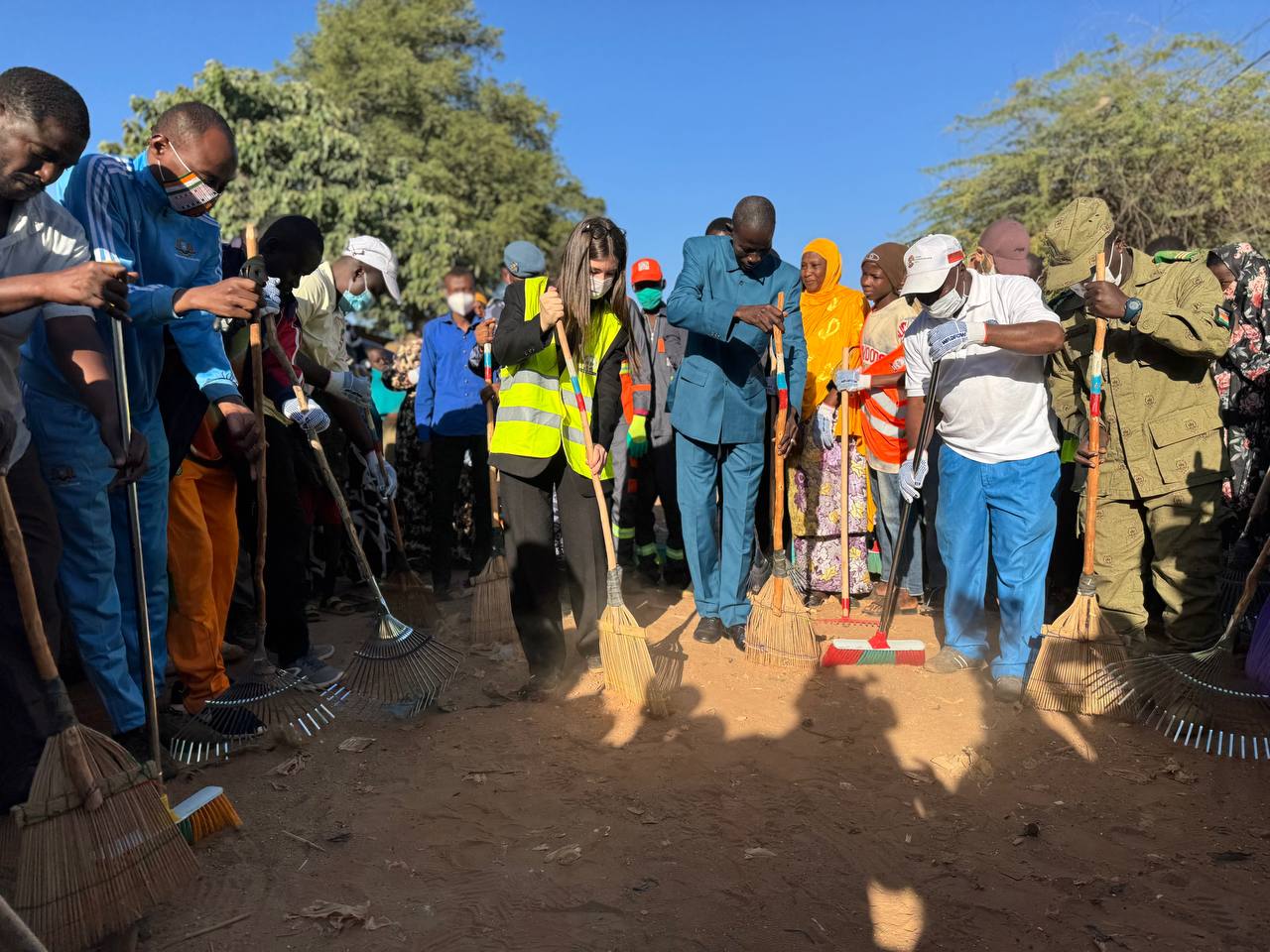 7ème Édition de la Journée de Salubrité Publique à Niamey : Un Partenariat Dynamique entre l’ONG « Ensemble Main dans la Main Niger – Russie » et la Mairie Centrale de Niamey.