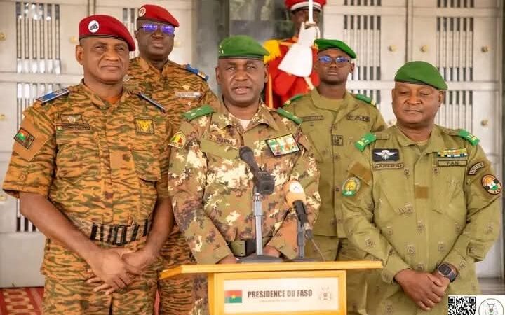 Mise en place de la force unifiée de l’AES : le compte rendu fait au Président du Faso par les Chefs d’État-major généraux des armées
