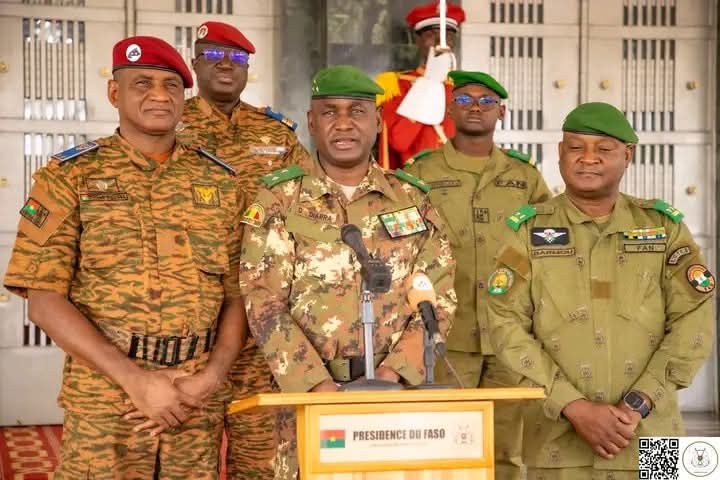 Mise en place de la force unifiée de l’AES : le compte rendu fait au Président du Faso par les Chefs d’État-major généraux des armées
