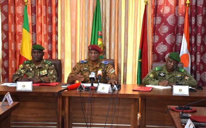 Vers une défense souveraine et collective : l’AES trace les lignes de sa future force commune à Ouagadougou