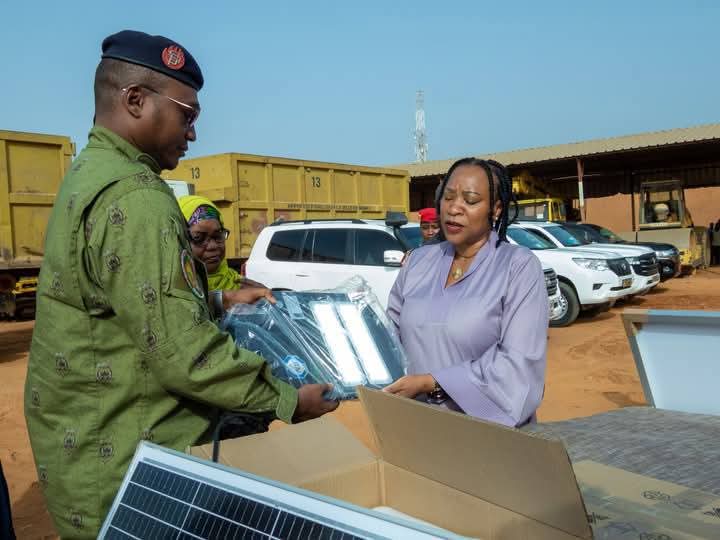 Niamey s’illumine davantage : Réception de 350 lampadaires solaires offerts par le PNUD
