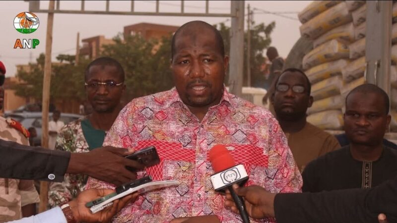 Niamey : le Ministre du commerce et de l’industrie visite les points de vente de ciment