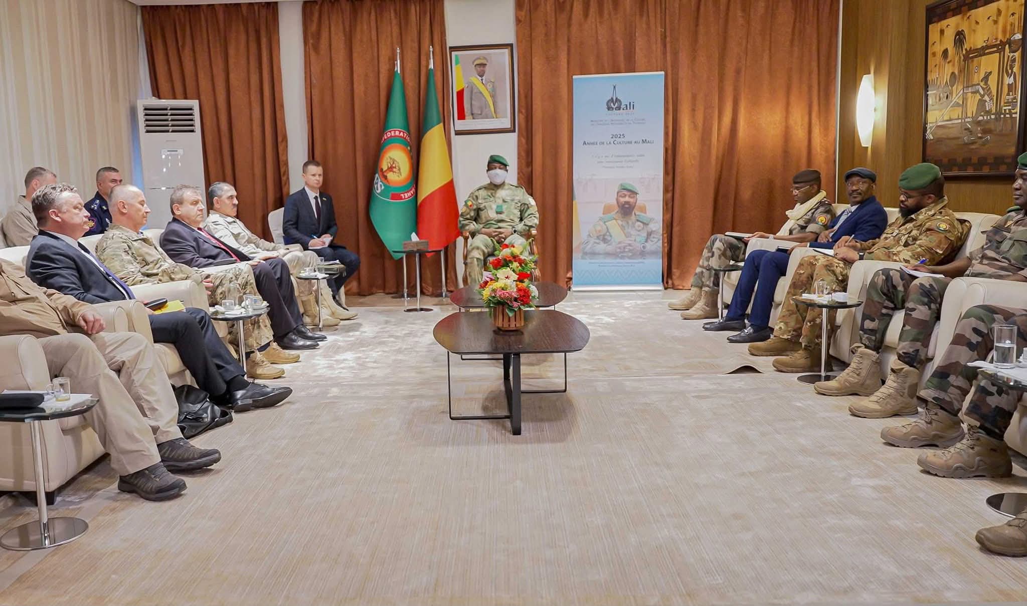 #Mali🇲🇱Le Président Assimi GOÏTA reçoit une délégation russe Le Président de la Transition, Son Excellence Le Général d’Armée Assimi GOÏTA, Chef de l’État et Chef suprême des Armées, a accordé une audience, ce mardi 11 novembre 2025, à une importante délégation de la Fédération de Russie conduite par le Vice-Ministre de la Défense.