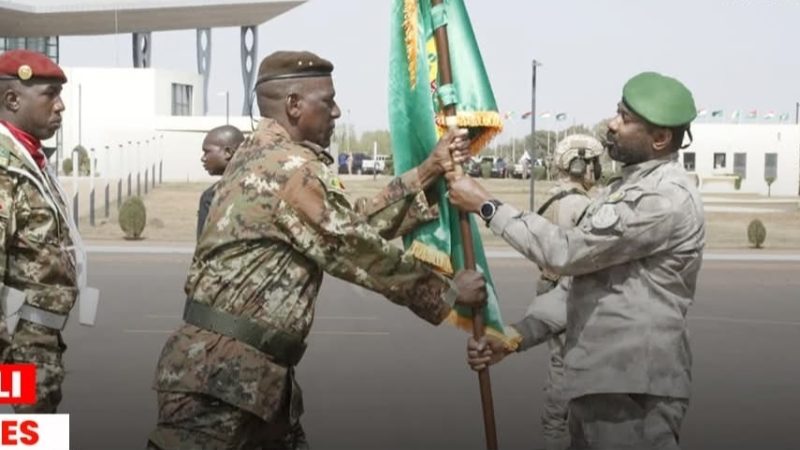 Mali : Le Président Assimi Goïta remet l’étendard au commandant de la Force unifiée de l’AES