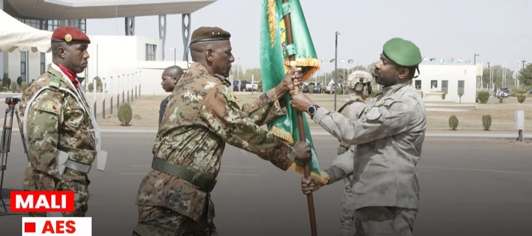 Mali : Le Président Assimi Goïta remet l’étendard au commandant de la Force unifiée de l’AES