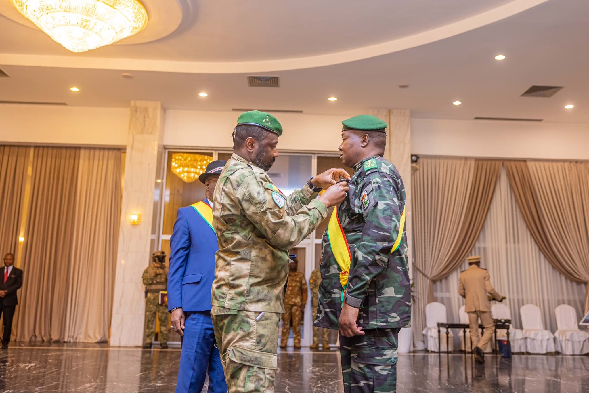 Collège des Chefs d’État de l’AES : Décoration des Présidents du Burkina Faso et du Niger à Koulouba