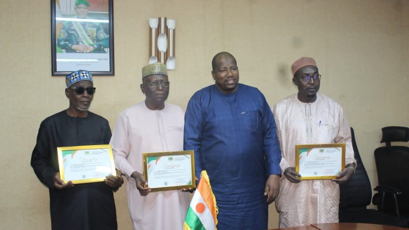 Niger 🇳🇪Commerce et Industrie : le ministre Abdoulaye Seydou rend un hommage appuyé aux serviteurs de l’État admis à la retraite