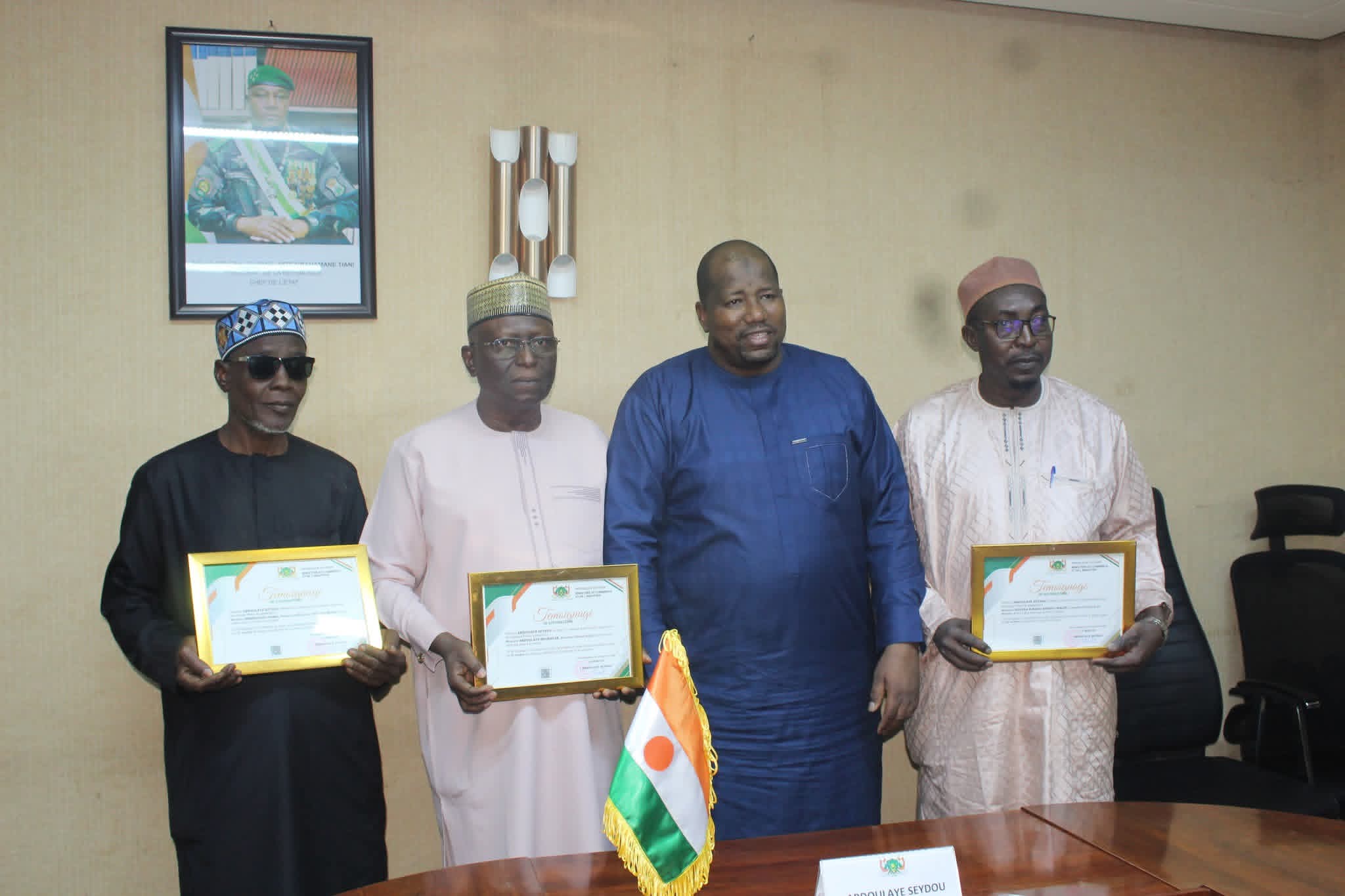 Niger 🇳🇪Commerce et Industrie : le ministre Abdoulaye Seydou rend un hommage appuyé aux serviteurs de l’État admis à la retraite