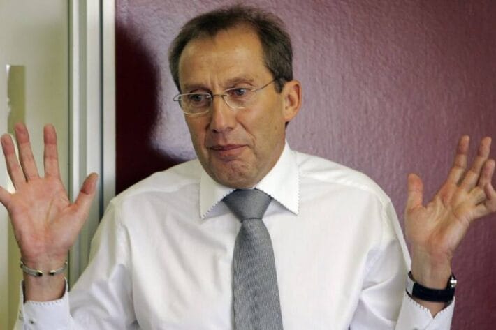 Raymond Hack, ancien président de la Commission disciplinaire de la Confédération africaine de football (CAF), a critiqué les sanctions prononcées à la suite des incidents ayant accompagné la finale africaine entre le Maroc et le Sénégal, tenant l’entraîneur sénégalais Pape Thiaw pour largement responsable de ce qui s’est produit.