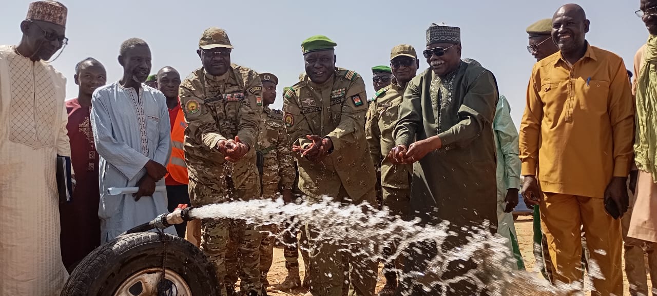 RENFORCEMENT DE L’ACCES A L’EAU POTABLE A TERA.Le Ministre MAIZAMA Abdoulaye conduit une mission de supervision des travaux de renforcement des capacités de l’adduction d’eau potable de la ville.