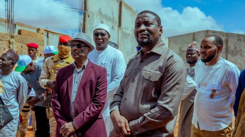Niger /Hamdallaye : le Ministre de la #Communication et des Nouvelles Technologies de l’Information Adji Ali Salatou et le Ministre de l’Enseignement et de la Formation Techniques et Professionnels Pr Farmo Moumouni visitent l’usine d’assemblage électronique.